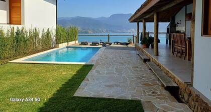 Beautiful house in Piúva for up to 8 people, 600 meters from Ilha das Cabras beach.