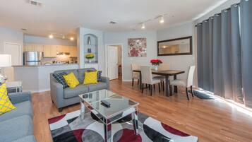 Televisio, takka, pöytätennispöytä