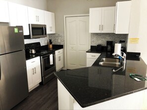 Microwave, dishwasher, coffee/tea maker, cookware/dishes/utensils - Fabulous Award Winning Newly Renovated Condo 2+2 Near Disney 5 Stars! (Kissimmee)