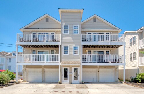 2 Blocks To The Boardwalk And Beach! Just Park And Relax! (minimum age 25 yrs)