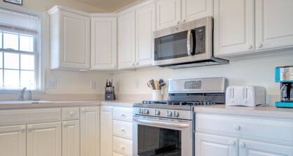 2 Blocks To The Boardwalk And Beach! Just Park And Relax! (minimum age 25 yrs)