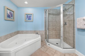 Combined shower/bathtub, jetted bath, hair dryer, towels