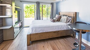 Quarto moderno com cama de madeira, mesa redonda pequena e armário embutido.