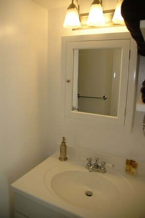 Combined shower/tub, toilet paper