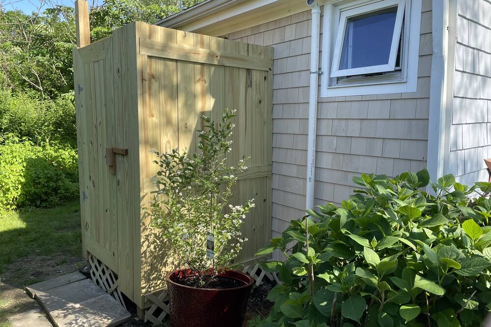 2024 Updated Cottage in Pt. Judith w/Outdoor Shower