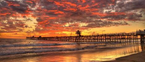 靠近海滩、沙滩椅、海滩遮阳伞、沙滩毛巾