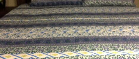 3 slaapkamers, een strijkplank/strijkijzer, internet, beddengoed