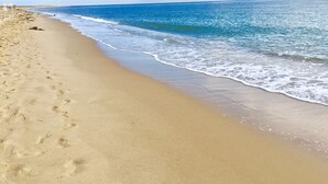 靠近海滩、沙滩椅、沙滩毛巾