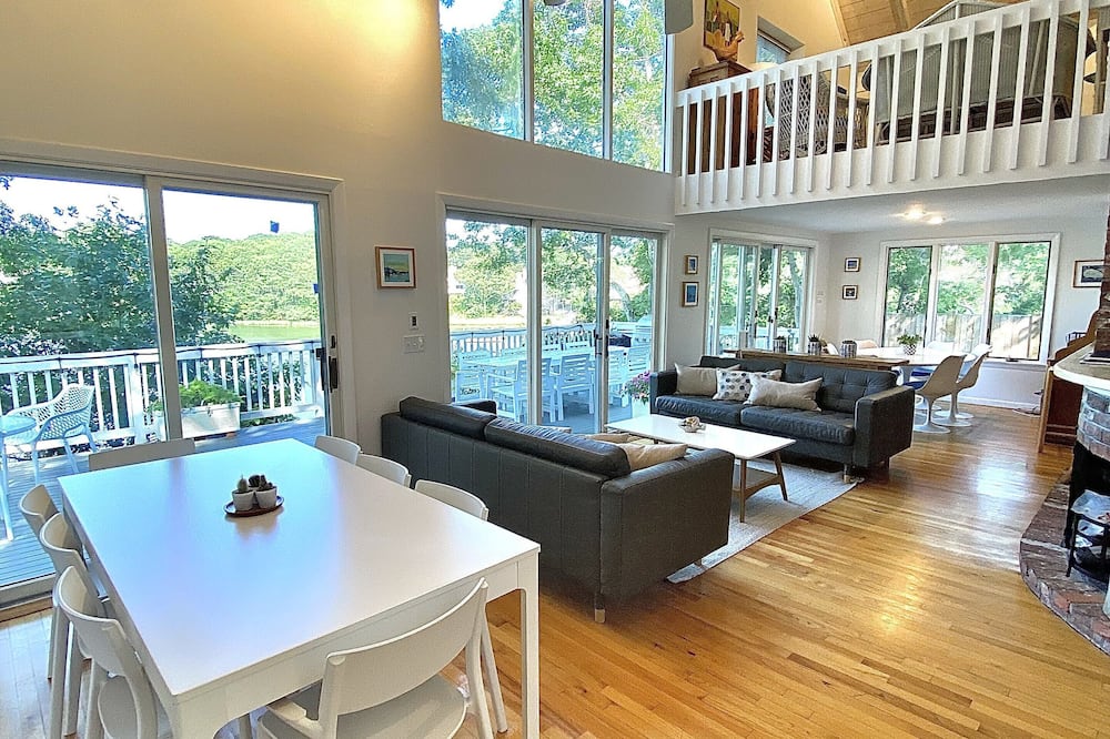 Centrally-Located New Seabury Waterfront!!