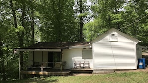 A small cabin with a porch and a separate shed. - Piedmont lake hunting and fishing cabin (Freeport)