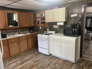 Fridge, microwave, oven, stovetop - Piedmont lake hunting and fishing cabin (Freeport)
