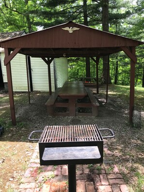 Outdoor dining - Piedmont lake hunting and fishing cabin (Freeport)