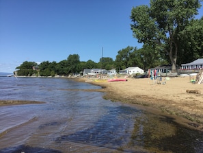 Playa en los alrededores y camastros