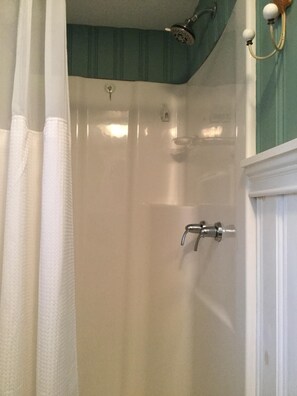 Douche, sèche-cheveux, bidet, savon