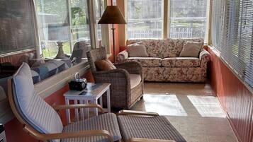 Smart TV, fireplace, stereo