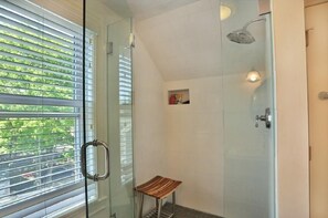 Toallas, jabón, papel de baño 