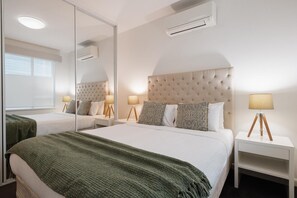 2 bedrooms, desk