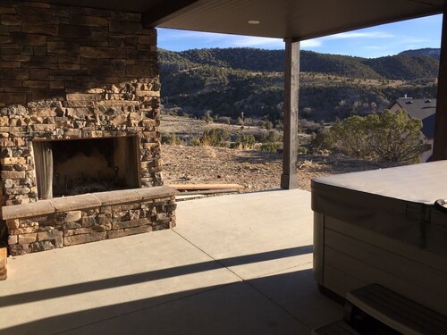 Spacious and beautiful 5400 sq. ft. cabin located near Palisade State Park.