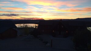 Eine Hütte mit Seeblick bei Sonnenuntergang.
