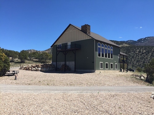 Spacious and beautiful 5400 sq. ft. cabin located near Palisade State Park.