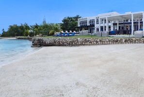 On the beach - Dreamtime 6-Beachfront, Butler, Chef, Driver, Modern (Montego Bay)