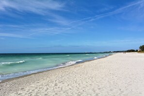 On the beach - Beachfront Condo - 3 BR- Heated Pool - Free Boat Docks – Upscale – Siesta Key (Siesta Key)