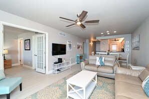 TV, books, music library, video library - Beachfront Condo - 3 BR- Heated Pool - Free Boat Docks – Upscale – Siesta Key (Siesta Key)