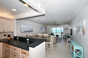 Interior - Beachfront Condo - 3 BR- Heated Pool - Free Boat Docks – Upscale – Siesta Key (Siesta Key)