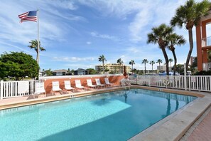 A heated pool - Beachfront Condo - 3 BR- Heated Pool - Free Boat Docks – Upscale – Siesta Key (Siesta Key)