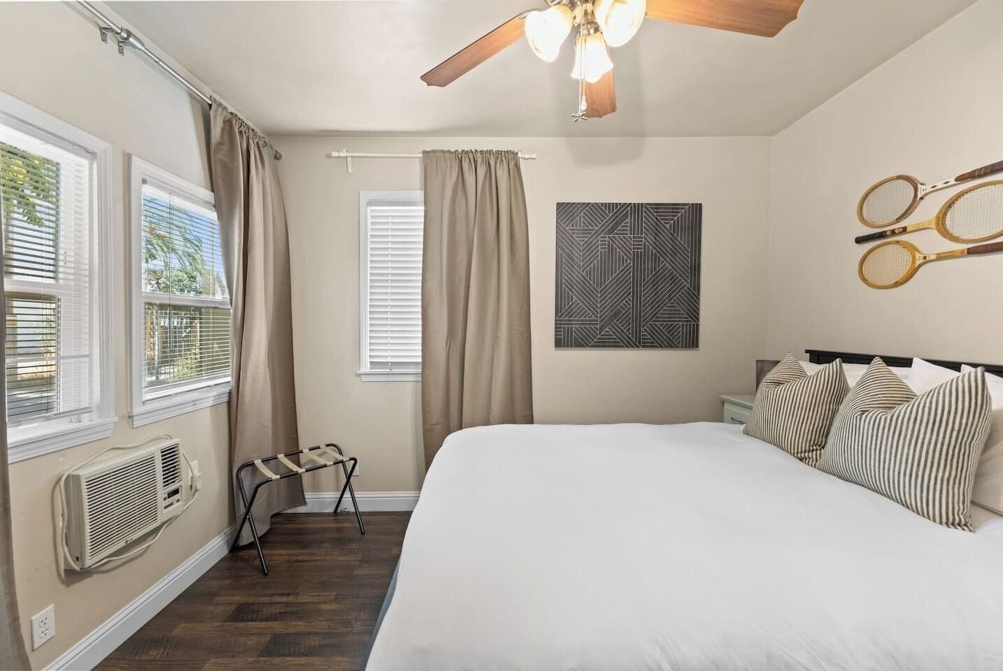 Escrivaninha, ferros/tábuas de passar roupa, Wi-Fi de cortesia