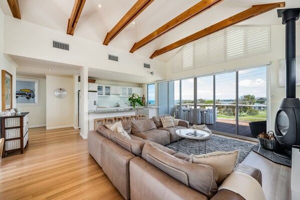 Smart-TV, Kamin, Videospielkonsole, Netflix