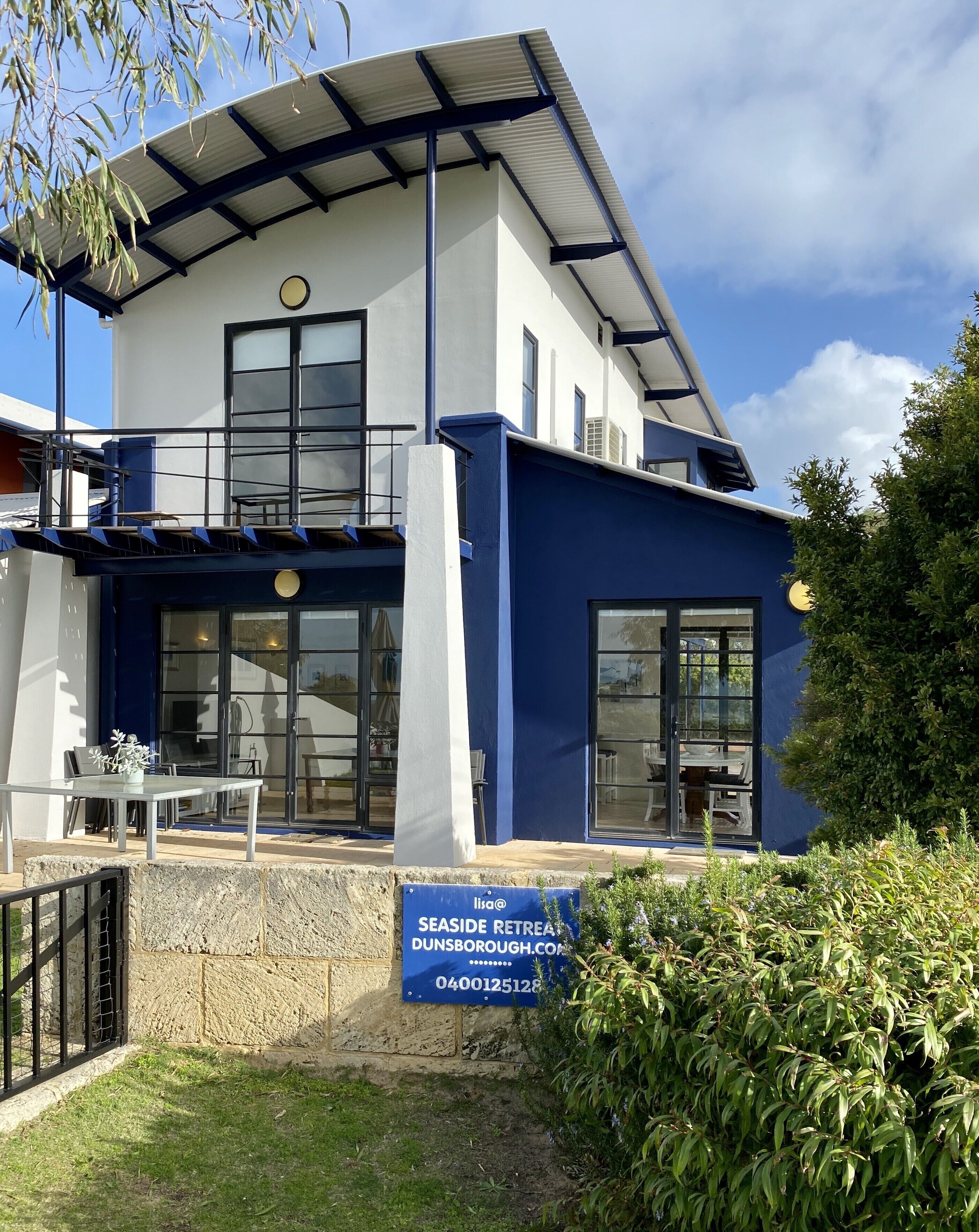 Panoramic Bay Views - Pet friendly & only a  5 minute stroll to town