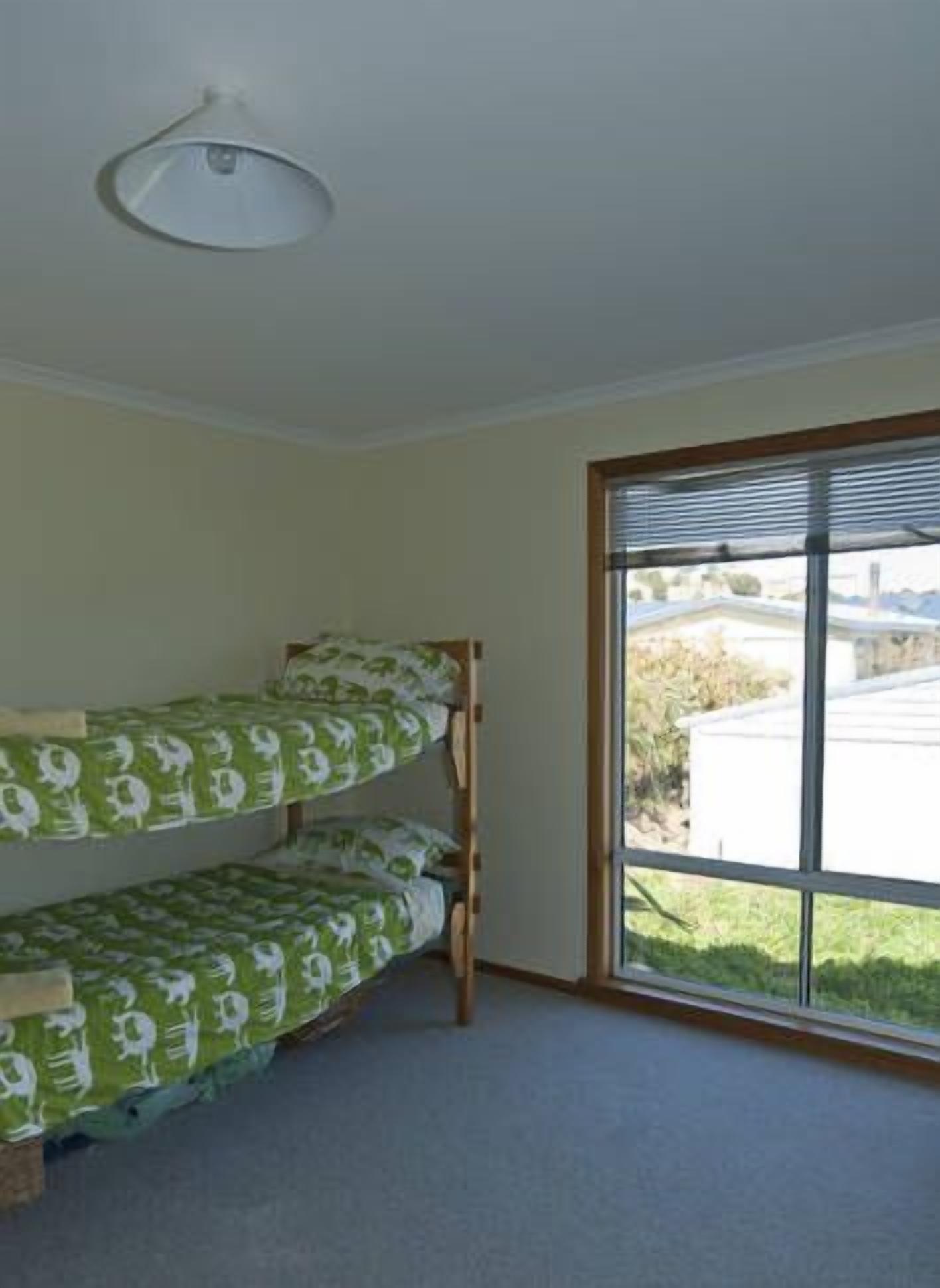 Bunk room 4 beds.sheets&quilts provided, pillows provided