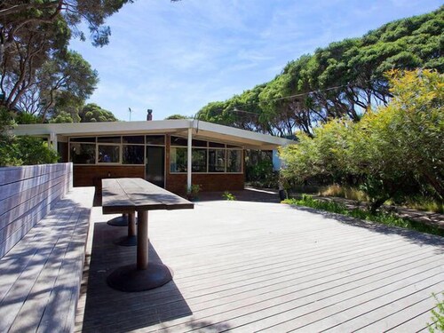 R&R at Point Roadknight - classic beach house 3 minute walk to beach