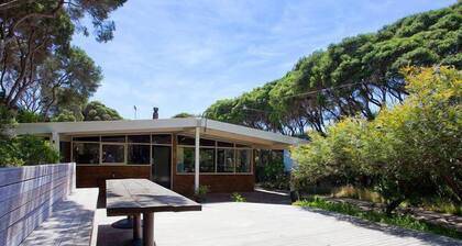 R&R at Point Roadknight - classic beach house 3 minute walk to beach