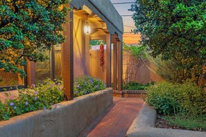 Property grounds - Casa Galisteo | Cozy Santa Fe Retreat (Santa Fe)