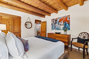 1 bedroom, desk, free WiFi, bed sheets - Casa Galisteo | Cozy Santa Fe Retreat (Santa Fe)