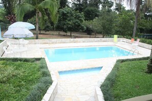 Piscine extérieure, chaises longues