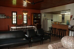 TV, DVD player, pebolim, aparelho de som