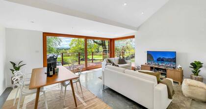 Two Doors - Unique 2 bdrm cottage on picturesque vineyard estate