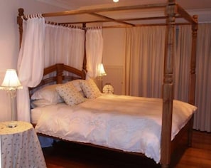 3 bedrooms, iron/ironing board, bed sheets