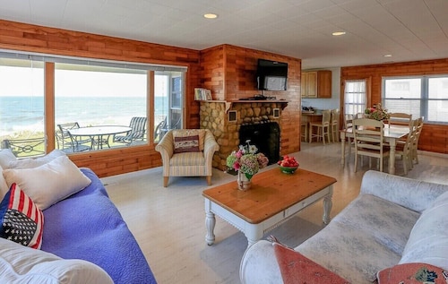 Shorecrest Beach House + Beach Front + Ocean views