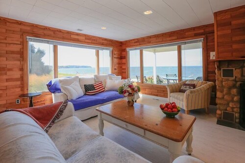 Shorecrest Beach House + Beach Front + Ocean views