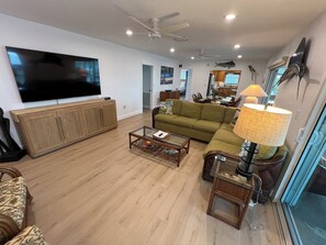 Smart TV, DVD player, books, stereo - Open Water views, 100' dock Private Pool Ice machine DIRECT ACCESS  open water  (Marathon)