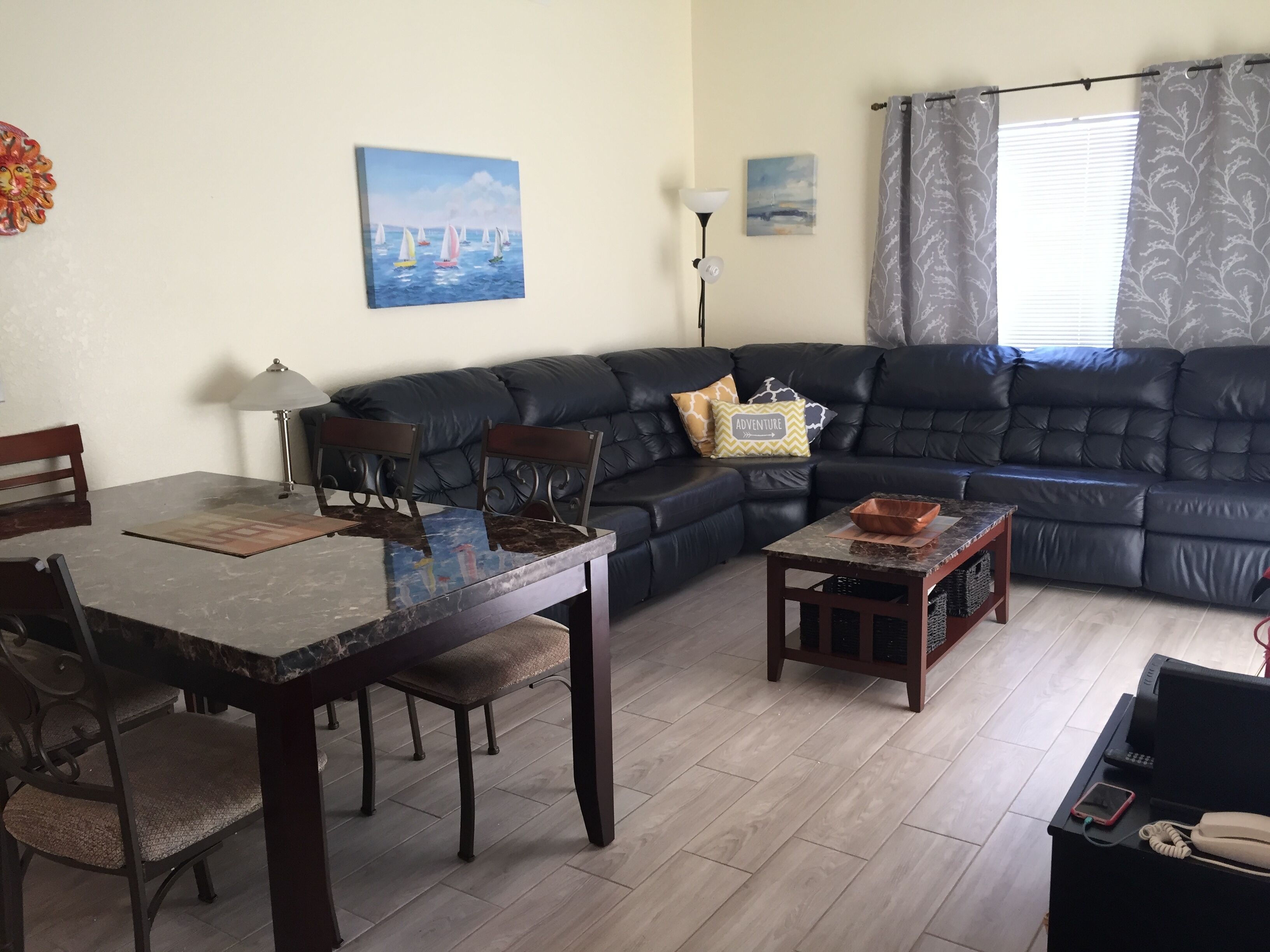 25 minutes to Disney World! Family-sized townhouse