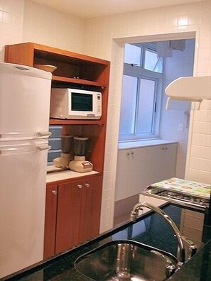 Geladeira, micro-ondas, fogão, cooktop