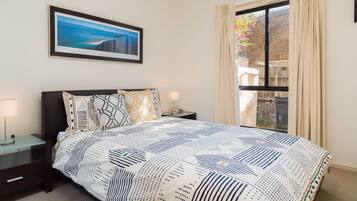 3 bedrooms, iron/ironing board, travel cot, Internet