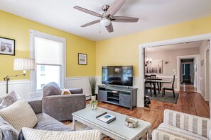 Flat-screen TV, books - Fall In Love With Portland! (Portland)