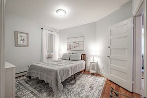 3 bedrooms, iron/ironing board, free WiFi, bed sheets - Fall In Love With Portland! (Portland)