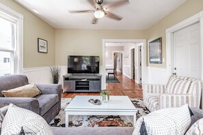 Flat-screen TV, books - Fall In Love With Portland! (Portland)